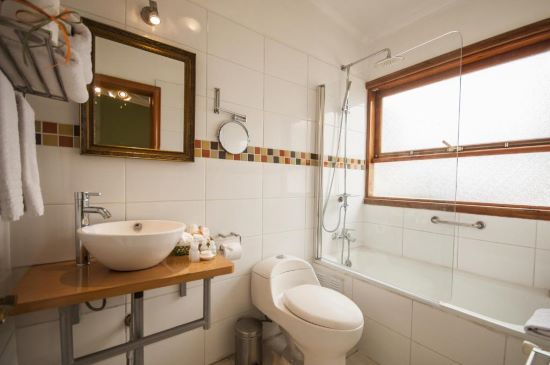 booking where to stay in Valparaiso chile hotel boutique Acontraluz bathroom