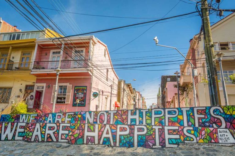 4 awesome things to do in Valparaiso Chile - Hippies and happies graffiti