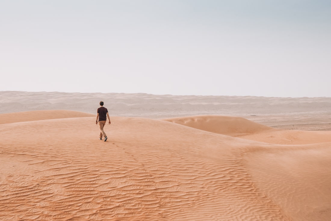 wahiba sands oman matthias walking