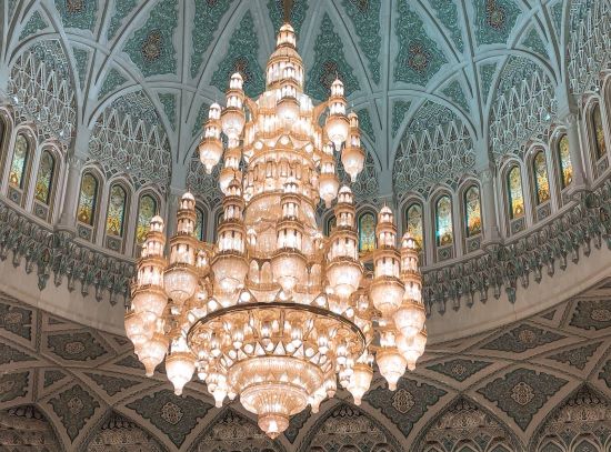 chandelier prayer hall sultan qabos gand mosque oman muscat