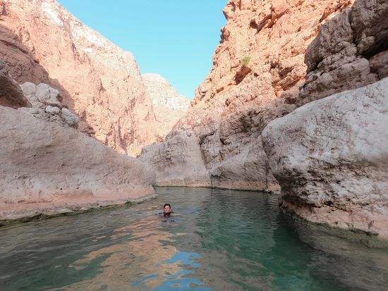 wadi shab oman canyon swimming mieke