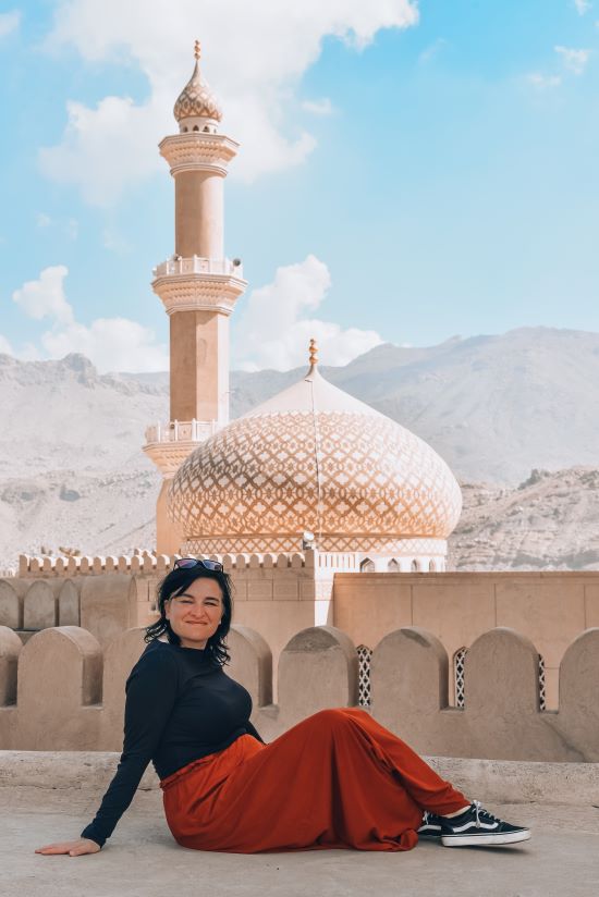 Mieke in front of a the mosque at Nizwa fort