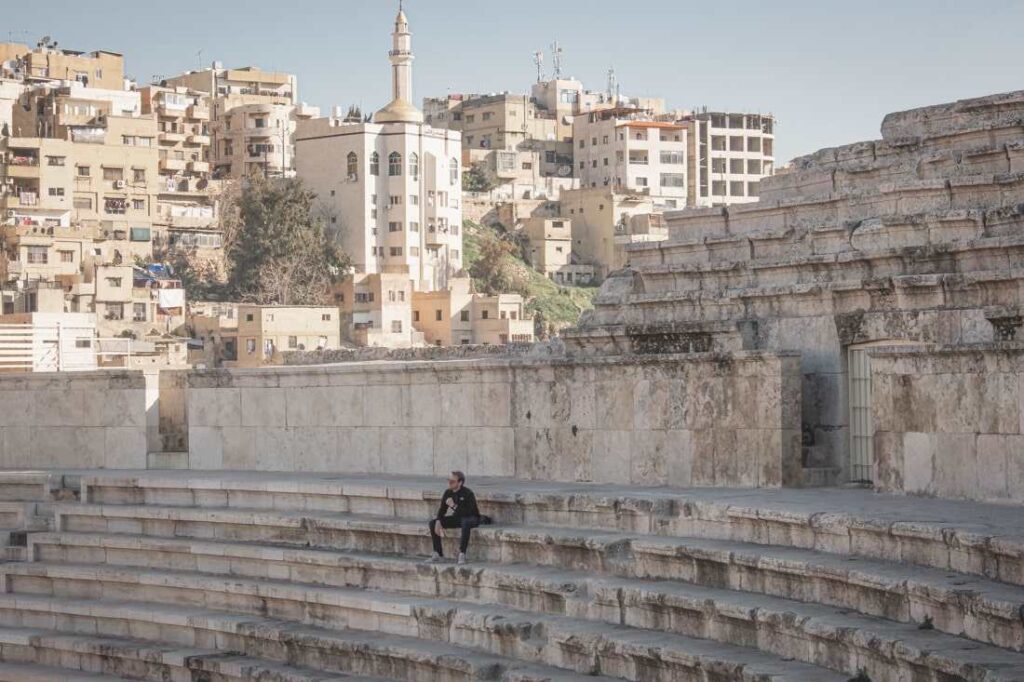 matthias zittend in het romeinse theater in Amman in Jordanië