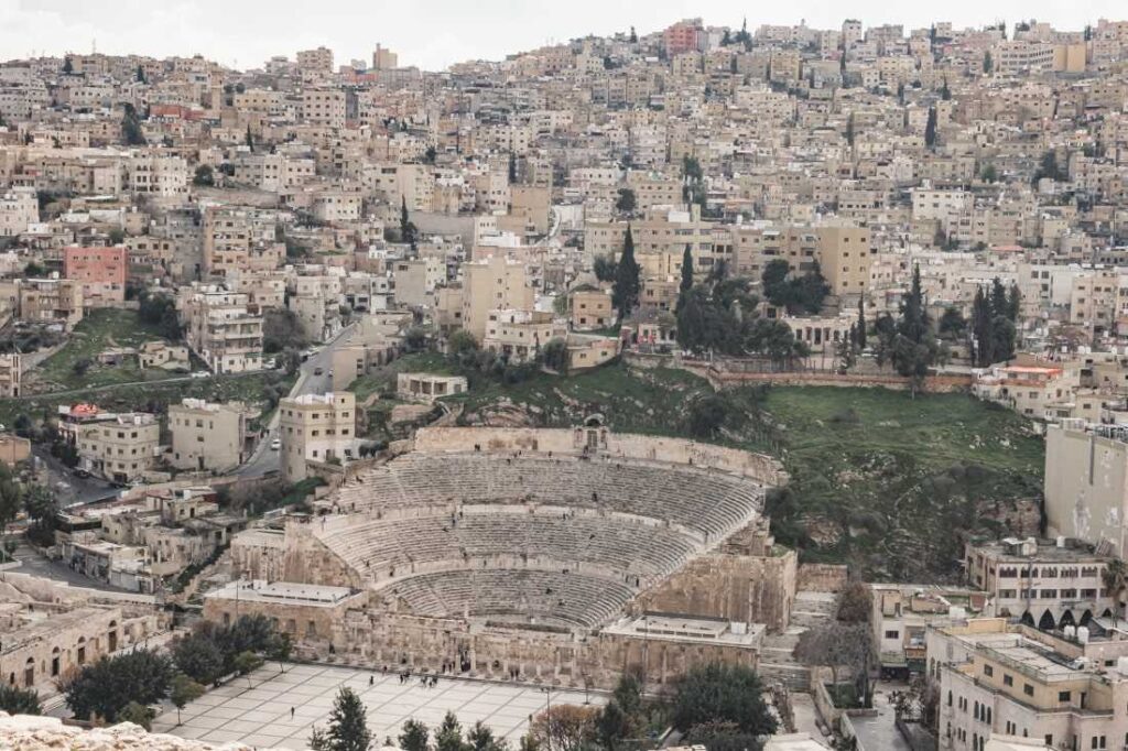 Het Romeinse Theater in Amman vanaf een heuvel gezien