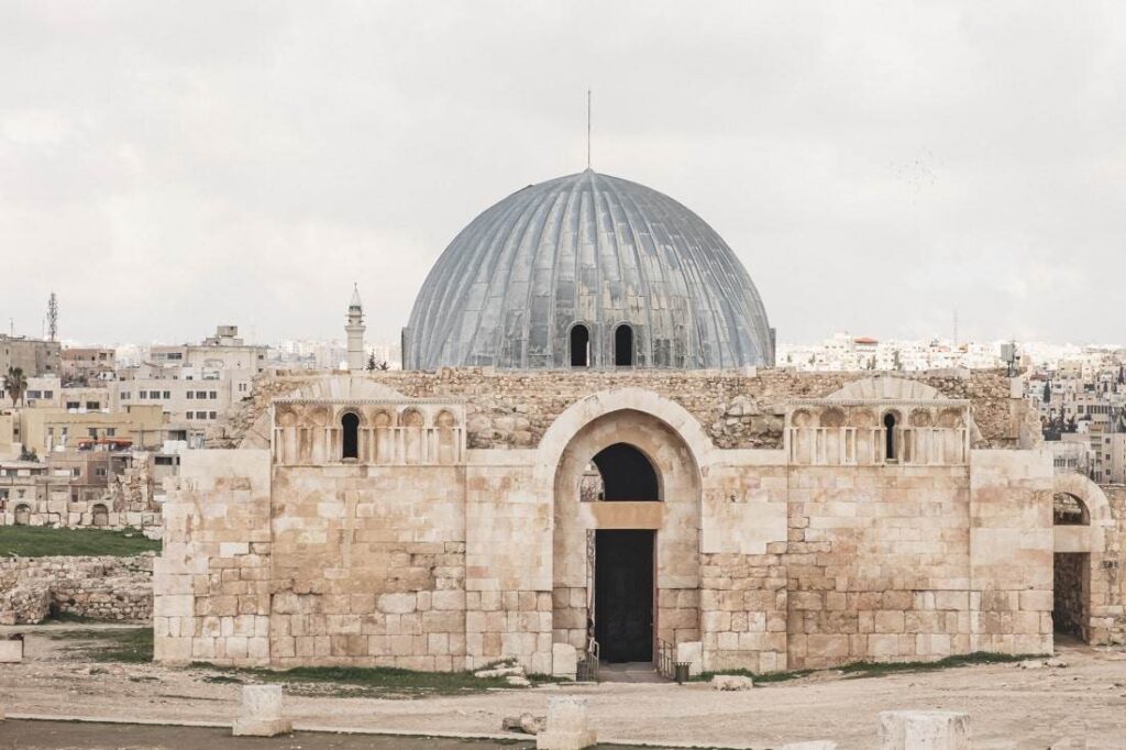 Blauwe koepel van het paleis aan de Citadel in Amman