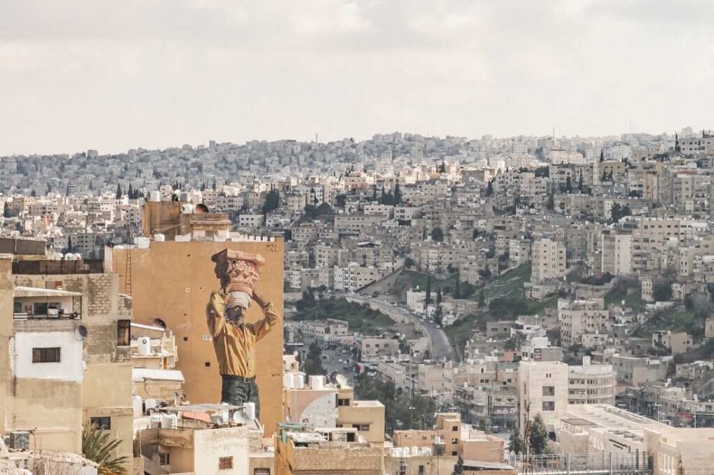 Prachtige straatkunstwerken gezien van Citadel in Amman