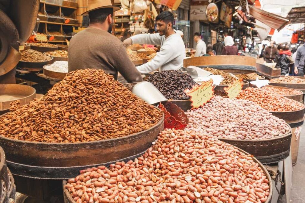 Stapels noten in de souk van amman in Jordanië