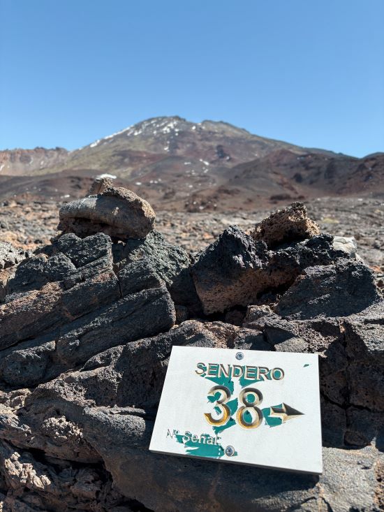 A signage indicating trail 38 wit hthe volcano Mount Teide in the back